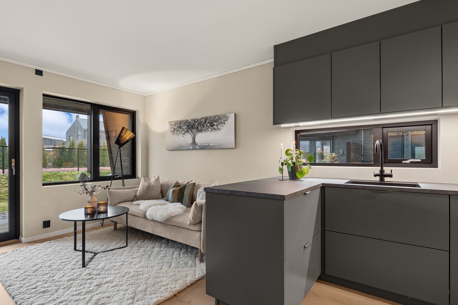 Med åpen løsning mot stue, blir kjøkkenet et sosialt rom der både mat og mennesker møtes. Galleribilde