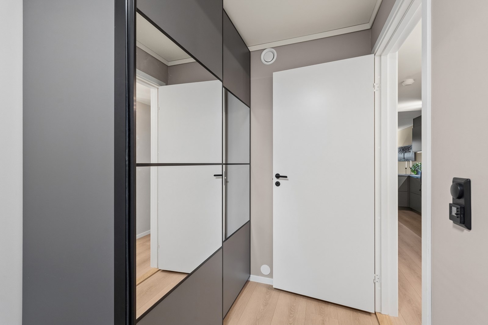 På soverommet er det stor skyvedørsgarderobe med og speil. Galleribilde