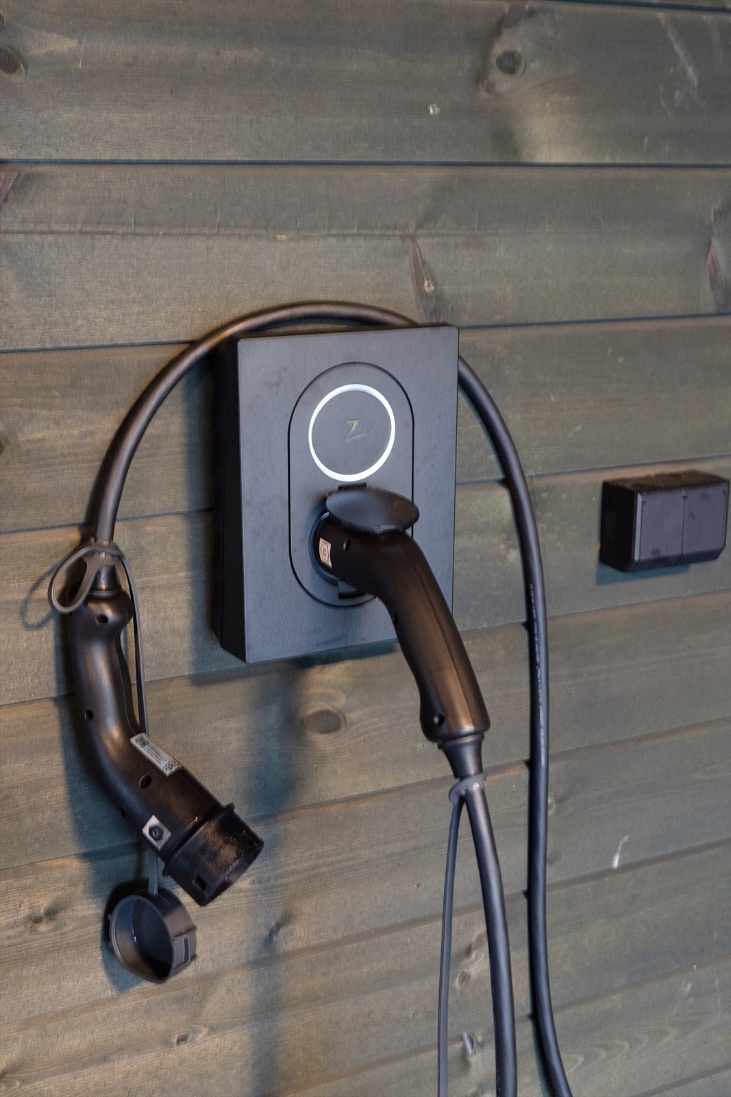 El-billader følger med carport. Galleribilde