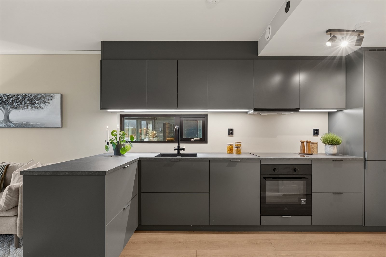 Her får du et kjøkken med moderne innredning, integrerte hvitevarer og en planløsning som gjør hverdagen enkel. Galleribilde