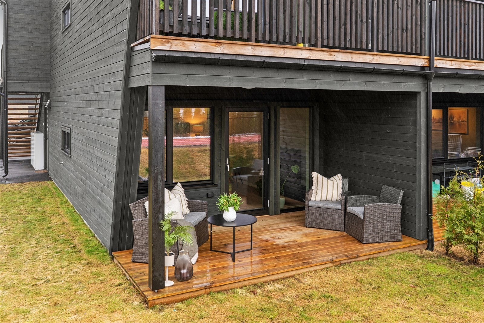 Veranda med utsikt mot hage og nærområde. Galleribilde