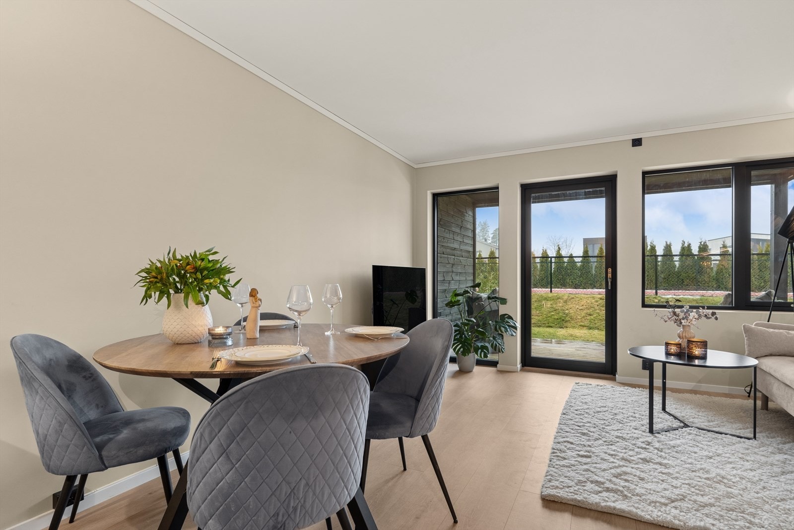 Stuen har store vinduer og god takhøyde. Galleribilde