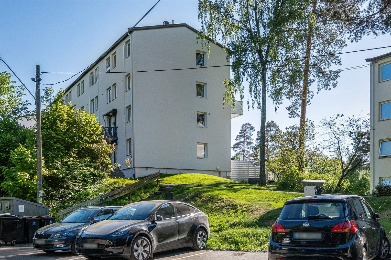 P-plass med lader, nærmest trappen. Foto: Rullendefotograf Galleribilde