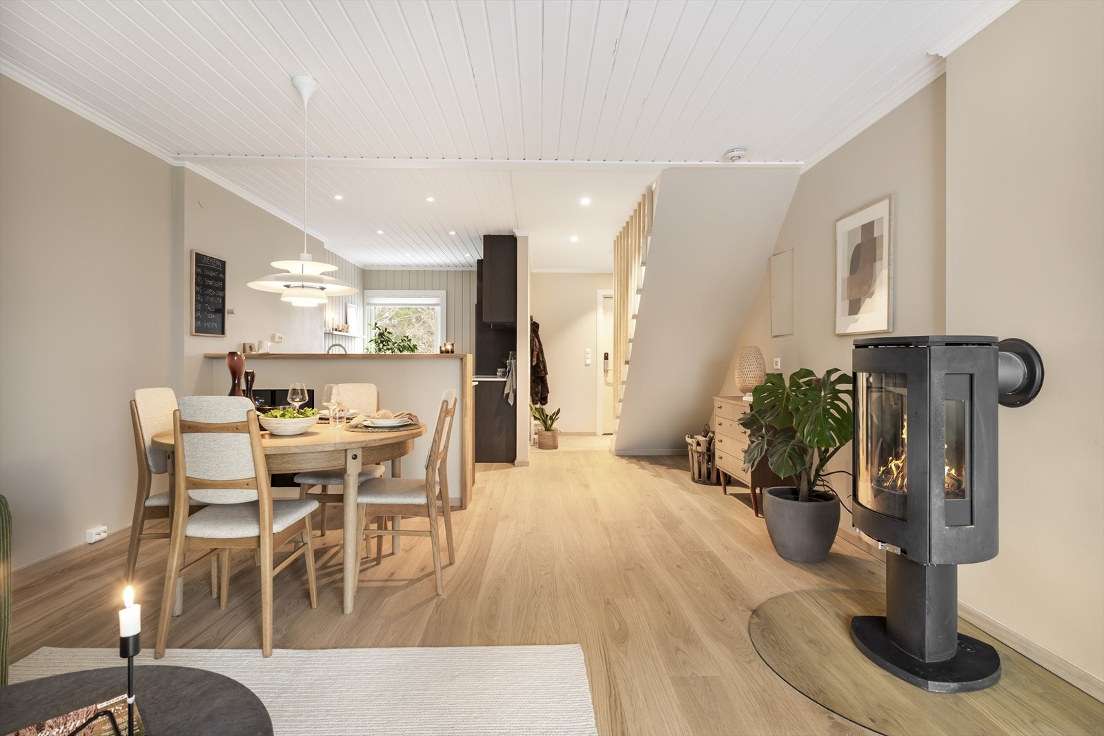 Camilla Bjerke Olsen i Nordvik ønsker velkommen til Eikskollen 13E! Foto: Natalie Harila Galleribilde