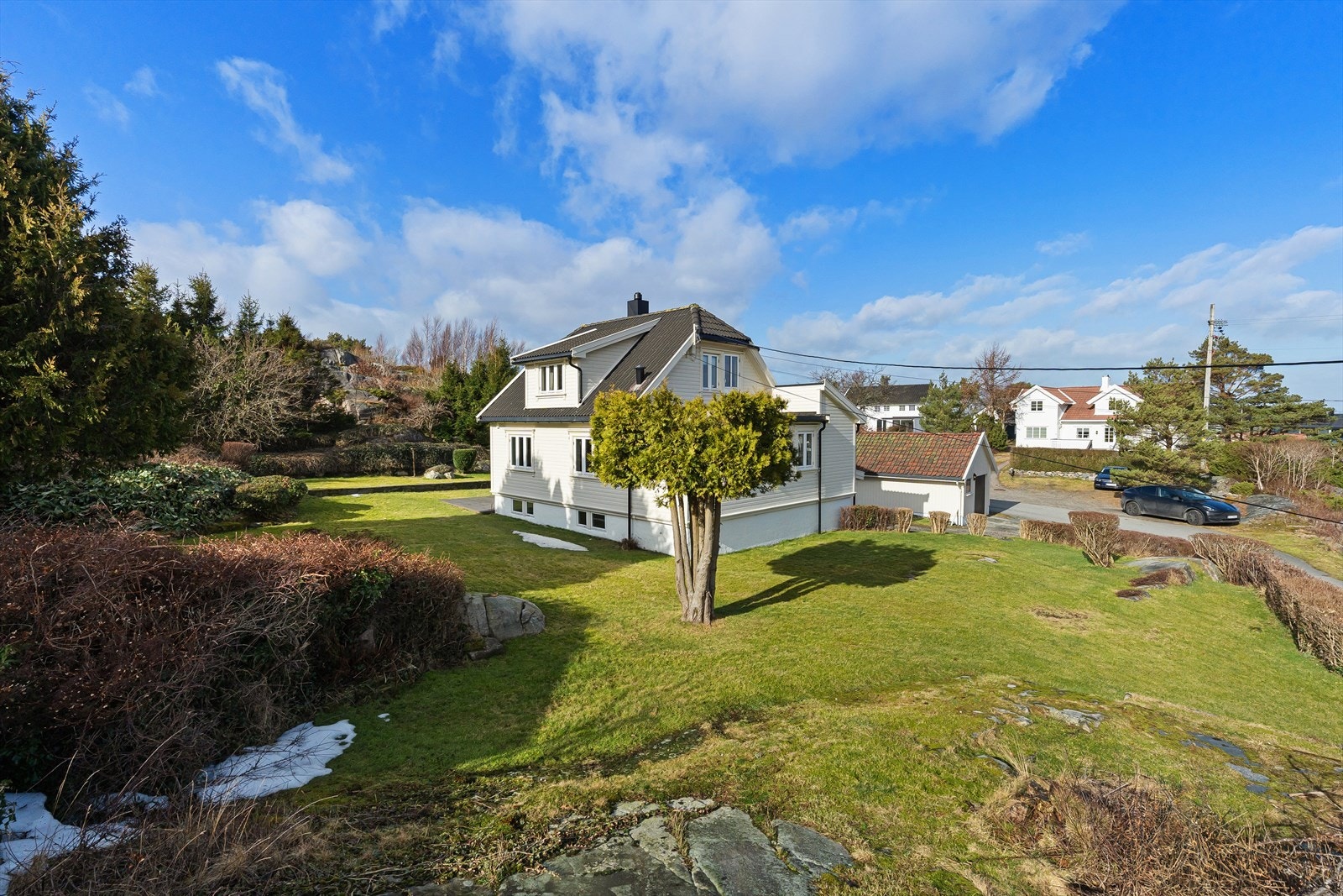 Velkommen til en solrik og lunt beliggende enebolig i Årekjerret 29. Eiendommen er prestentert av Ina Andersen for Eiendomsmegler Norge. Galleribilde