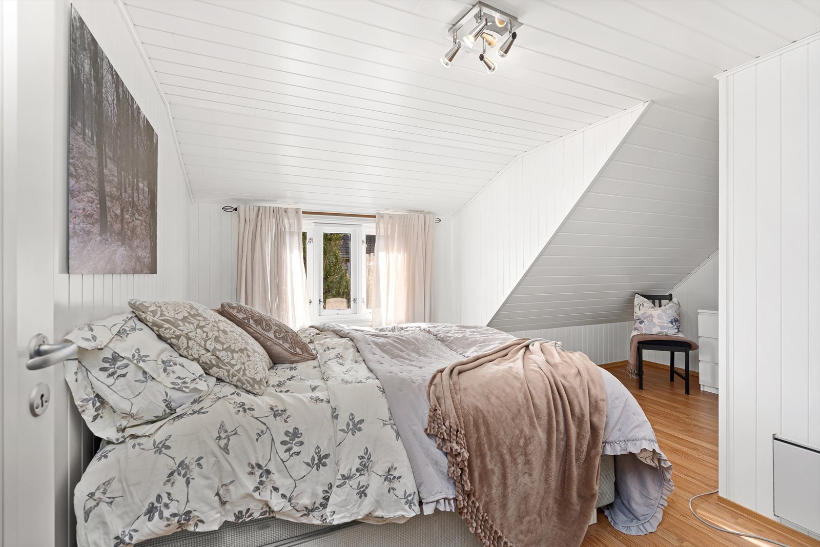 Alle soverommene er lyse og innbydende med panel på veggene og i himlingen. På hovedsoverommet er det plass til en dobbeltseng med tilhørende nattbord, samt garderobeløsning om ønskelig. Galleribilde