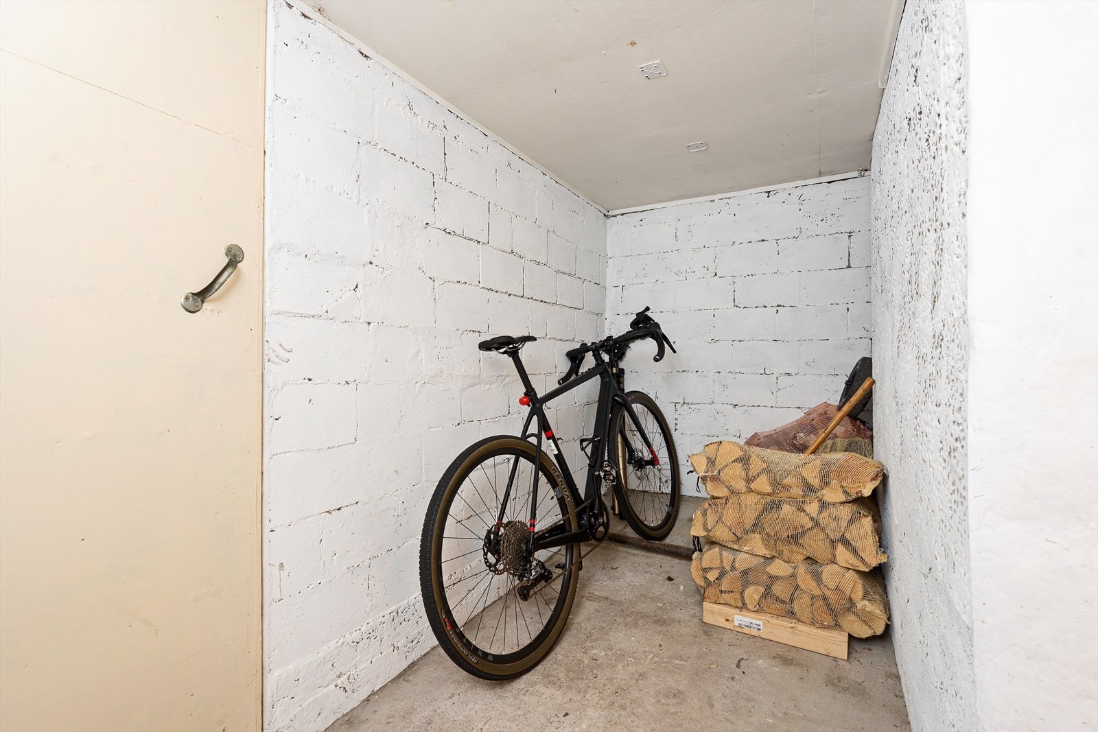 I boligens underetasje finner du flere boder og god lagringsplass. Du finner også et vaskerom, samt et lagerrom som tidligere var benyttet som et treningsrom. Galleribilde