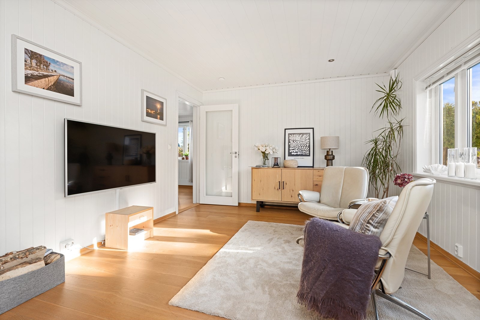 Videre inn finner du den åpne stue/kjøkkenløsningen som er naturlig avdelt i soner. En tv-sone, avslappings-sone, en spisestue-sone og en kjøkken-sone. Galleribilde