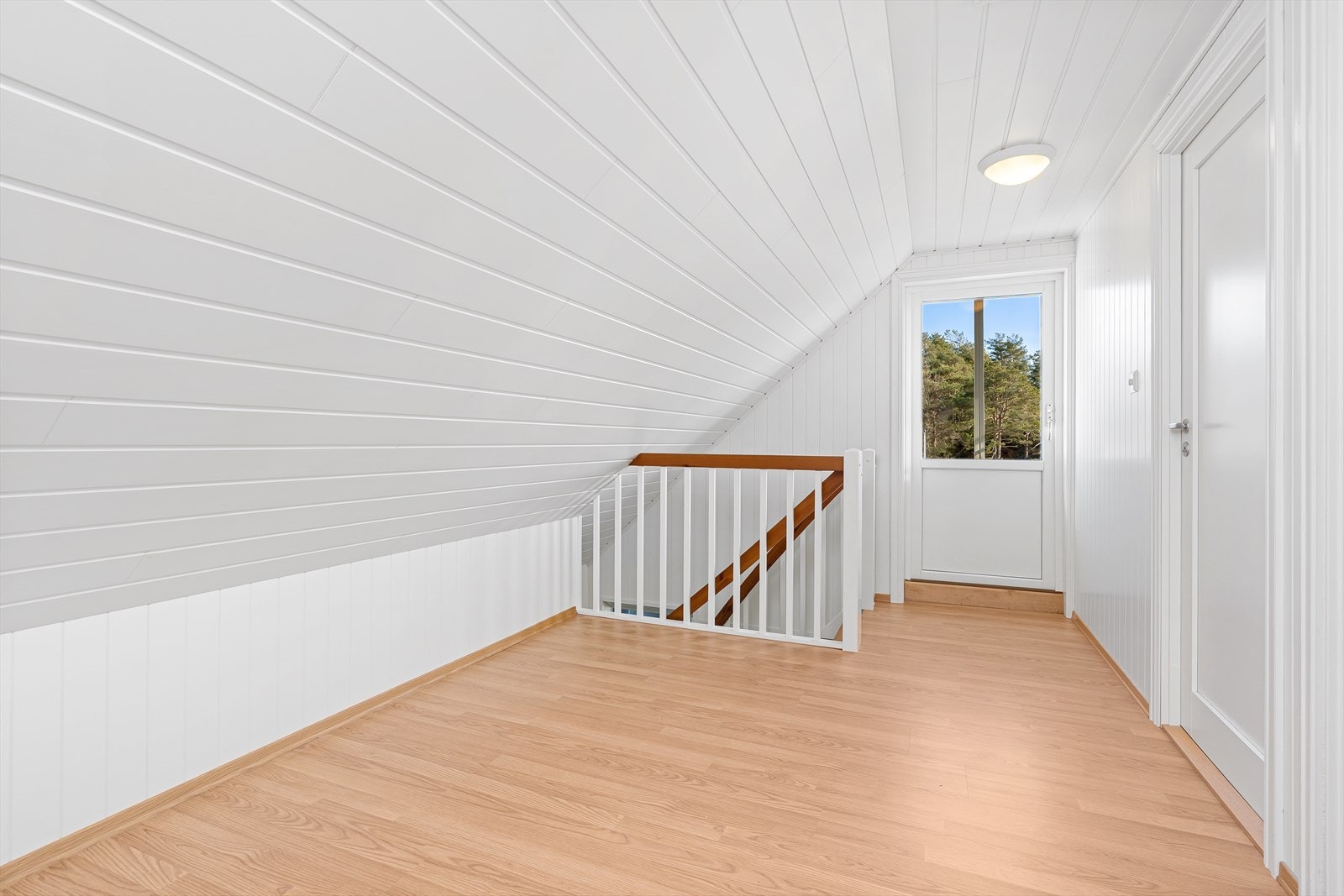 I mellomgangen er det god plass til øvrig oppbevaring. Verandadøren tar deg ut til en tiltenkt takterrasse (ikke bygget). Galleribilde