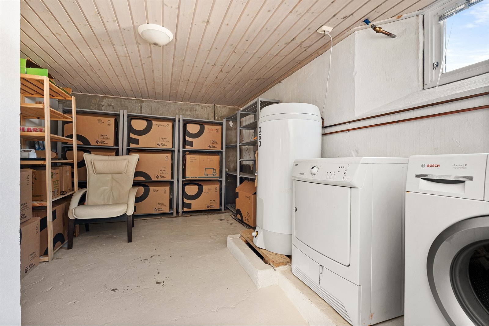 Stort vaskerom med plass og opplegg for vaskemaskin, tørketrommel og god lagringsplass. Galleribilde