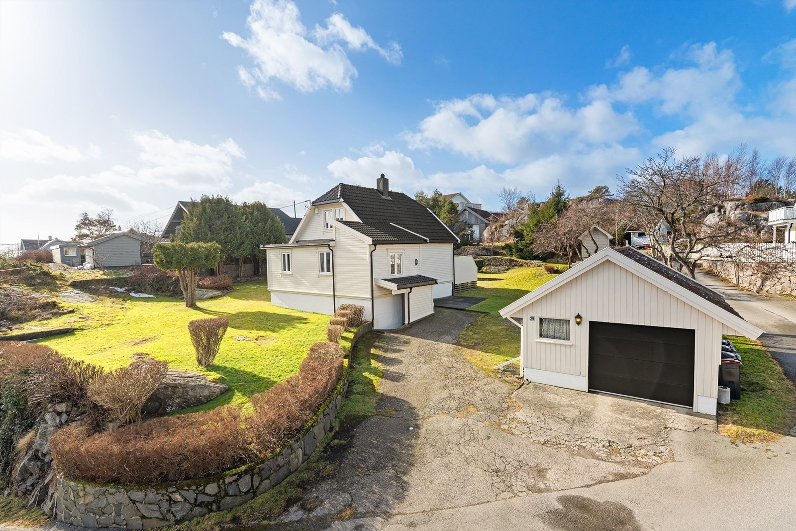 Tilhørende eiendommen medfølger det en garasje med automatisk portåpner. Garasjeporten var ny for få år siden. Galleribilde