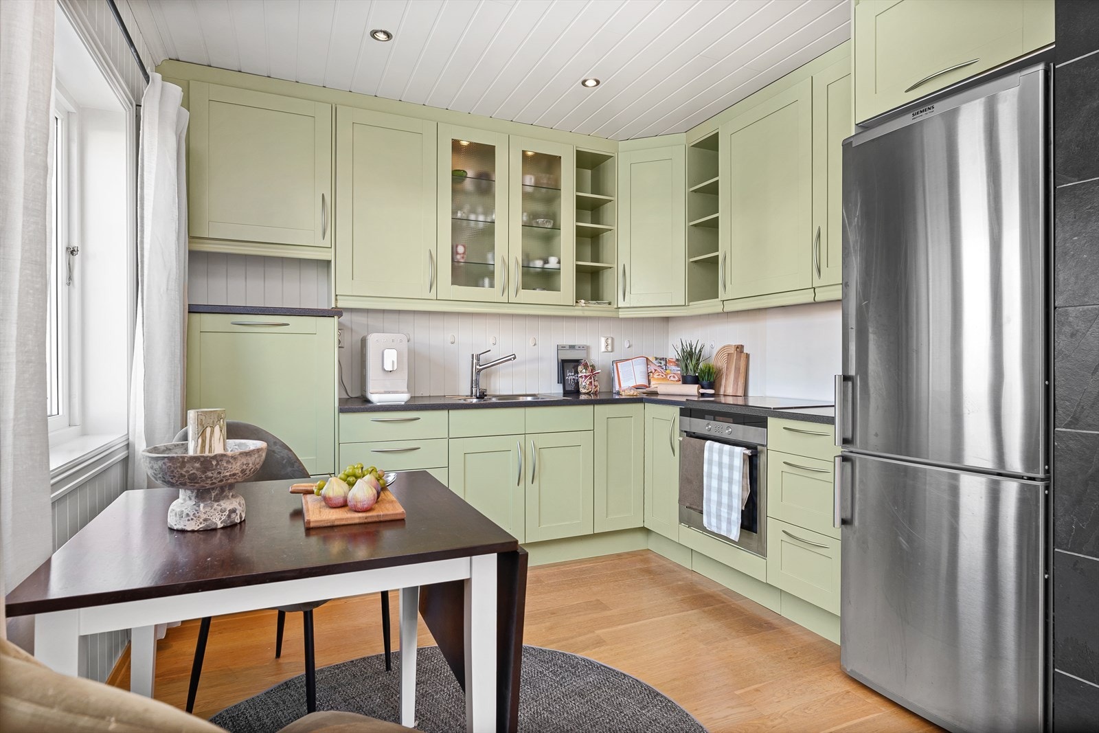 Kjøkkenet er fra Sørlandskjøkken med integrerte hvitevarer som stekeovn, platetopp, oppvaskmaskin, samt avsatt plass til kjøleskap med frysedel. Praktiske overskap som gir godt med oppbevaringsplass og som går helt til himlingen. Galleribilde