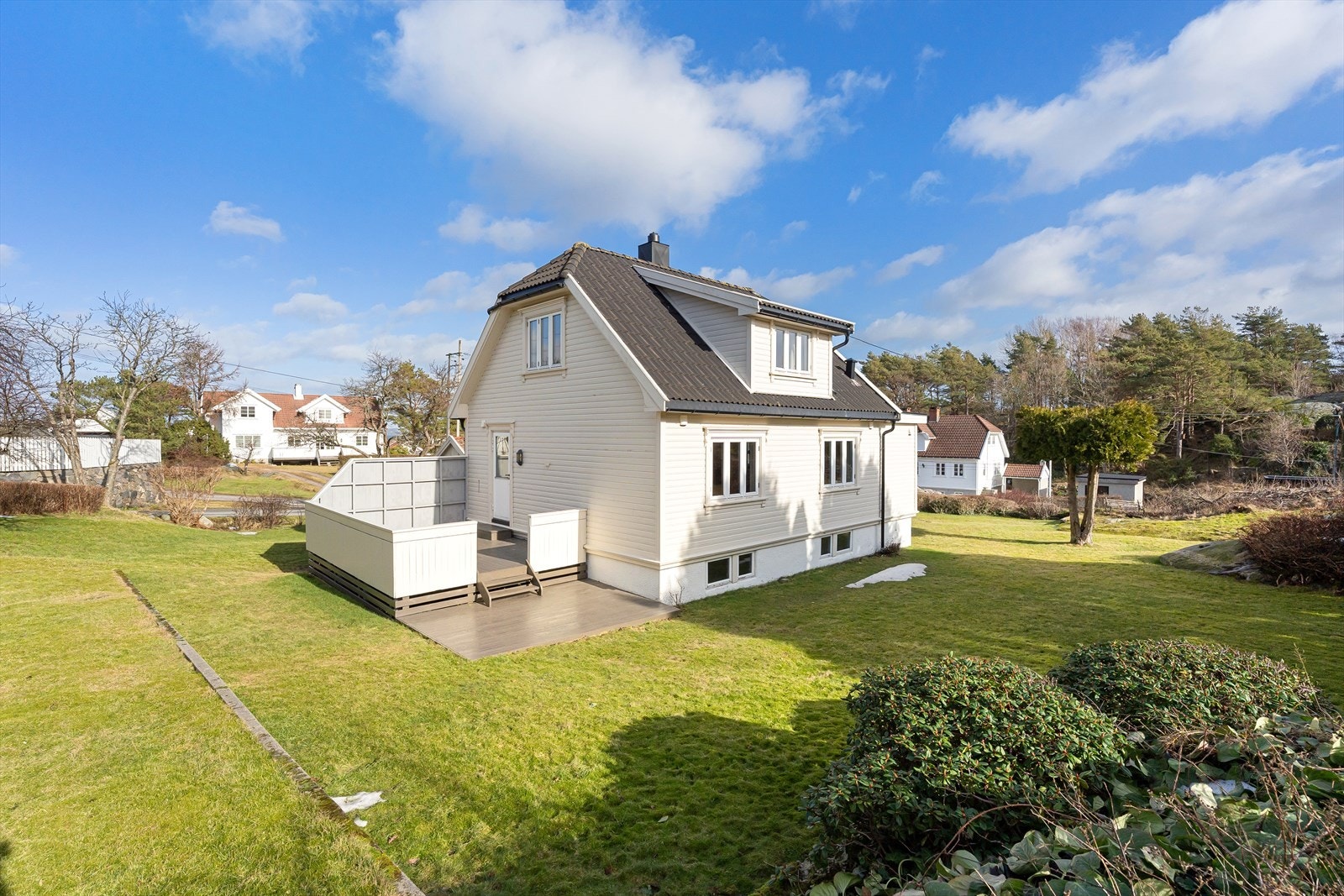 Eiendommen består av en stor tomt på nesten 1,5 mål. Her har du med andre ord en stor solrik hage med mye boltreplass! Tomten er opparbeidet med store gressplener, hekk og beplantning. Galleribilde