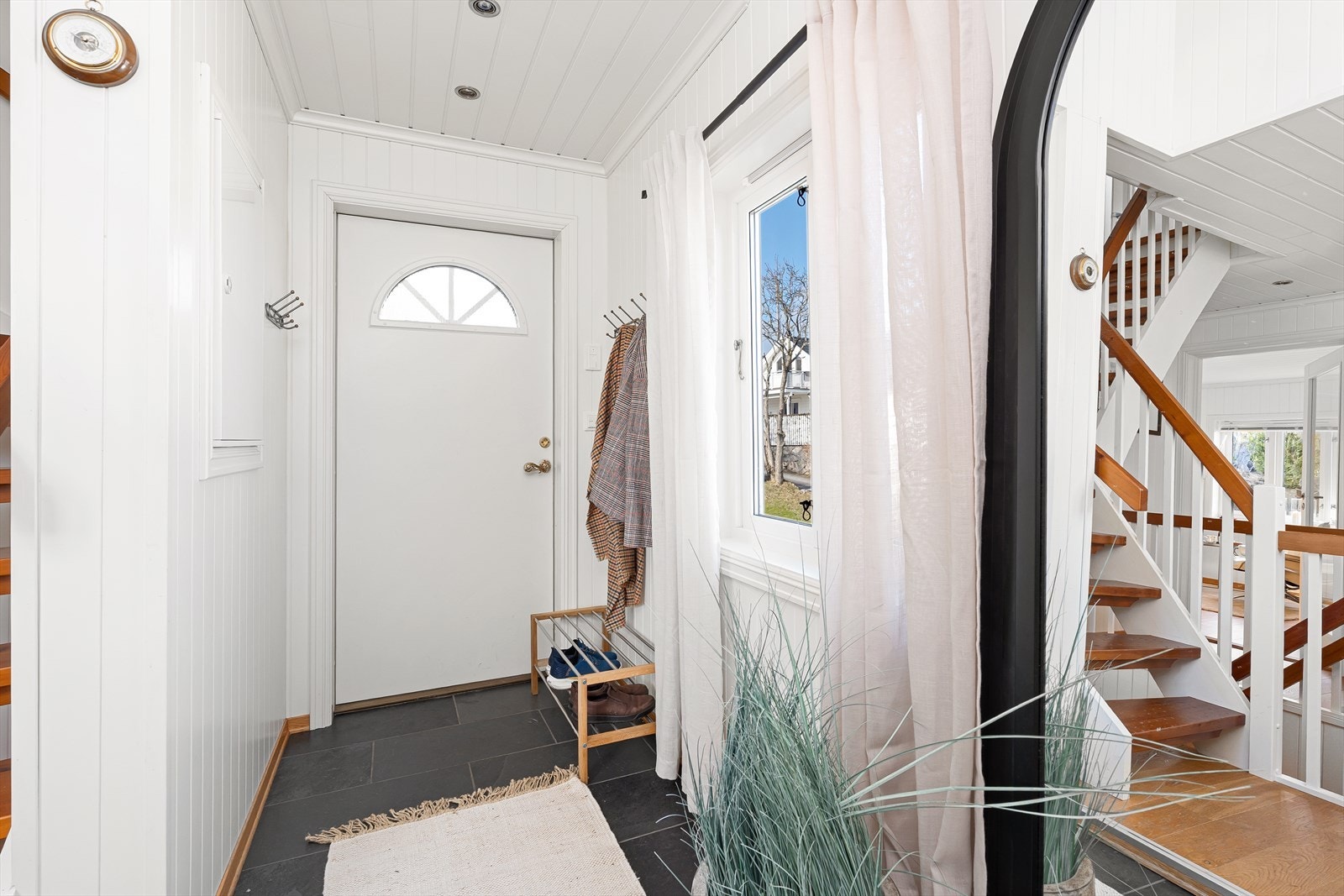 Velkommen inn! I boligens 1. etg. finner du en entre med skiferheller hvor det er varme i gulvet. I sikringsskapet er det elektriske skiftet i forbindelse med oppussingen i 2008 hvor det er automatsikringer. Galleribilde