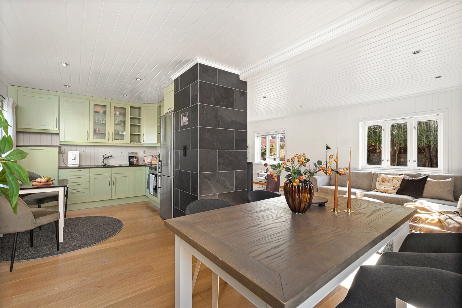 I boligens 1.etg. finner du en entre, bad, samt en stor åpen stue/kjøkkenløsning. Galleribilde