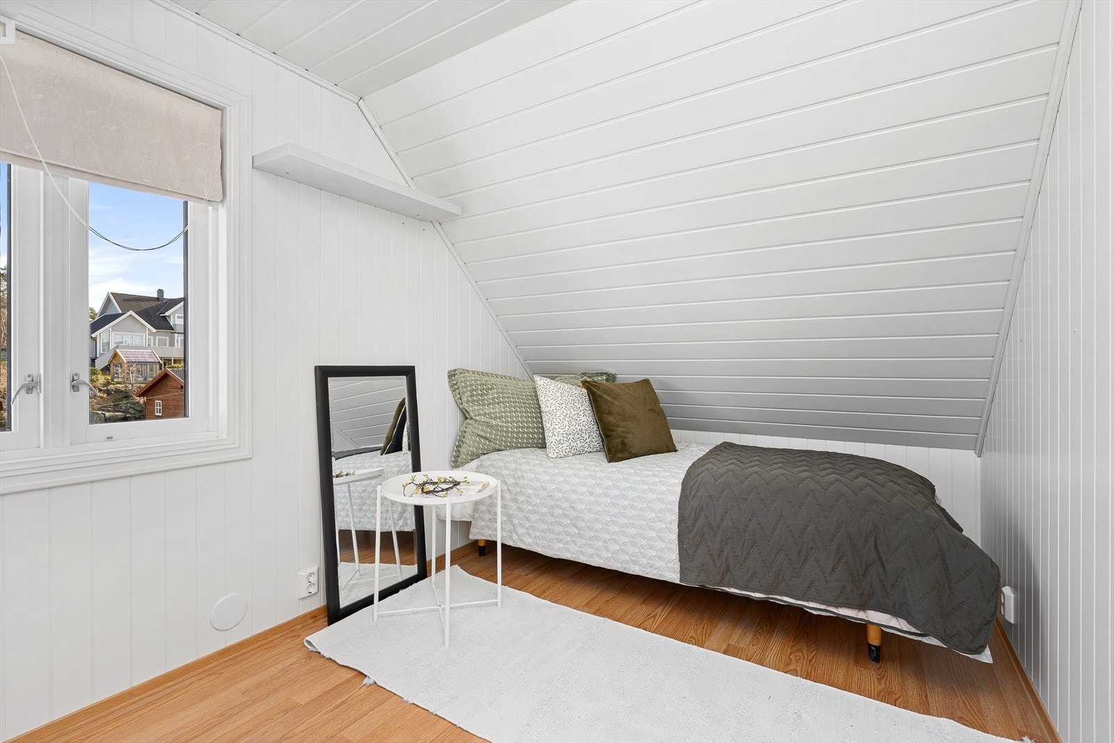 I boligens 2. etg. finner du 3 soverom, samt mellomgang med dør ut til en tiltenkt takterrasse. Det er kun satt inn en verandadør. Galleribilde