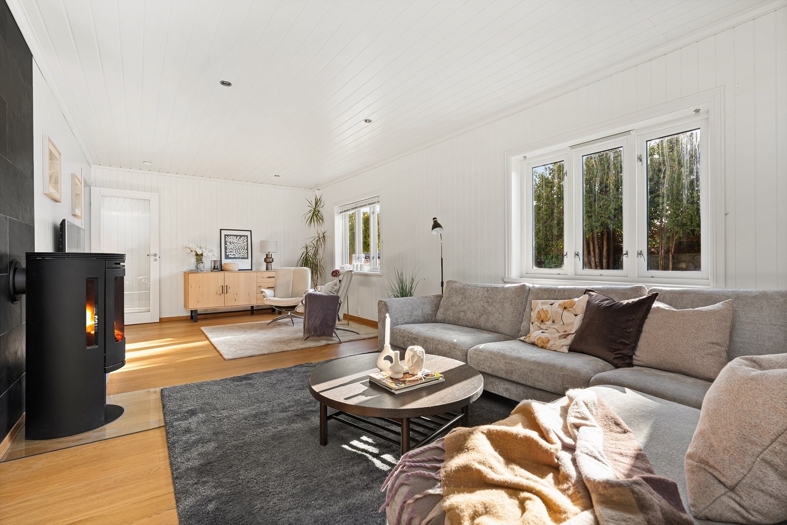 Det er 1-stavs parkett på gulvet, samt panel på vegger og i himling. Vedovnen gir godt med varme på kaldere dager. Galleribilde