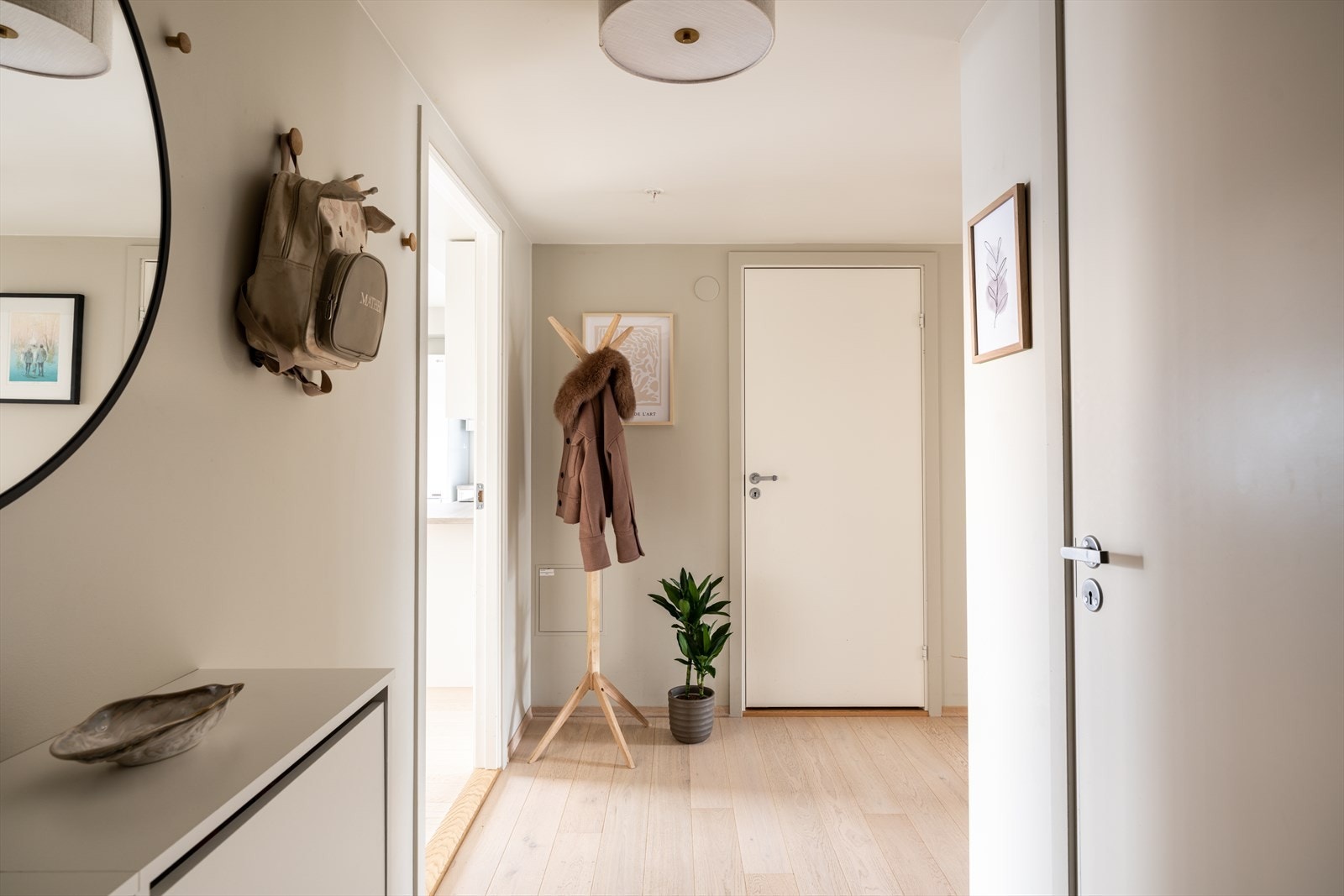 Velkommen hjem! Her er det rom for en praktisk garderobeløsning, slik at dere enkelt kan sette fra dere sko og henge fra dere yttertøy. Galleribilde