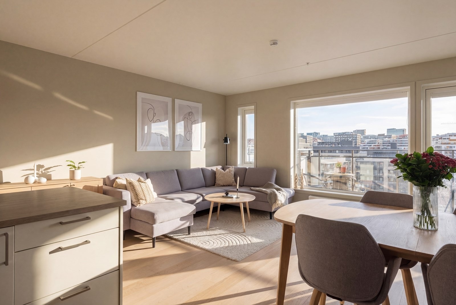 Et lyst og moderne hjem med attraktiv beliggenhet i byggets 5. etasje. Galleribilde