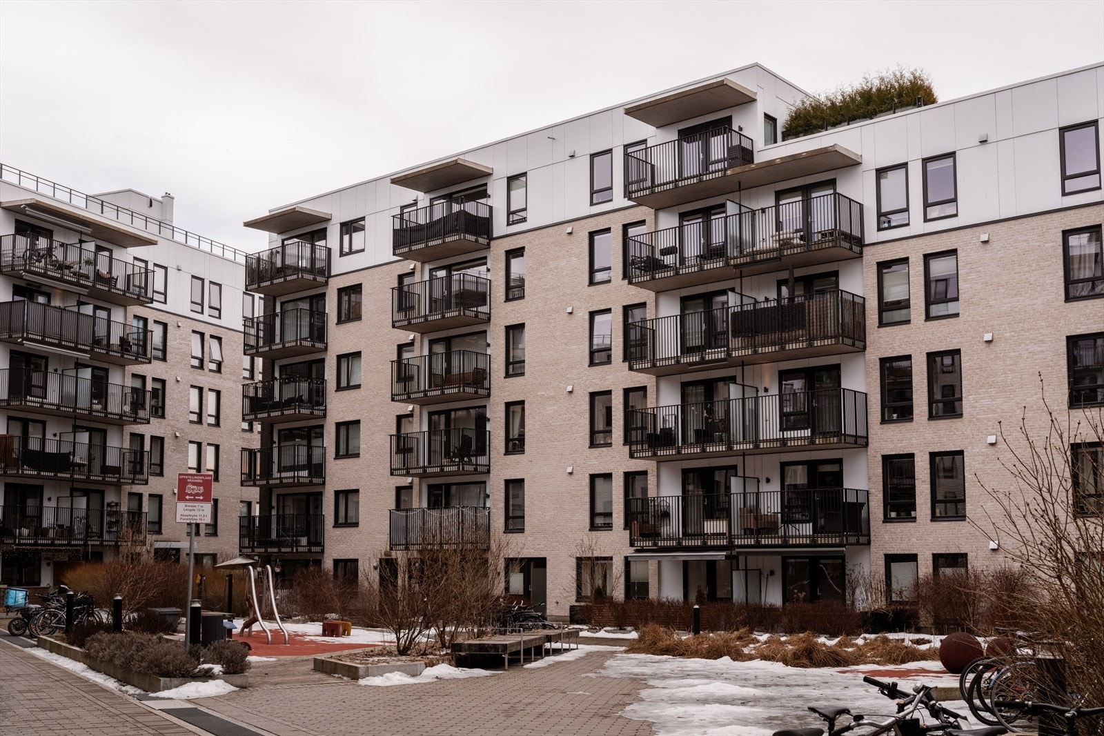 Hyggelig, bilfritt gårdsrom med lekeplass, sittegrupper og sykkelparkering - et fint fellesområde for både store og små. Galleribilde