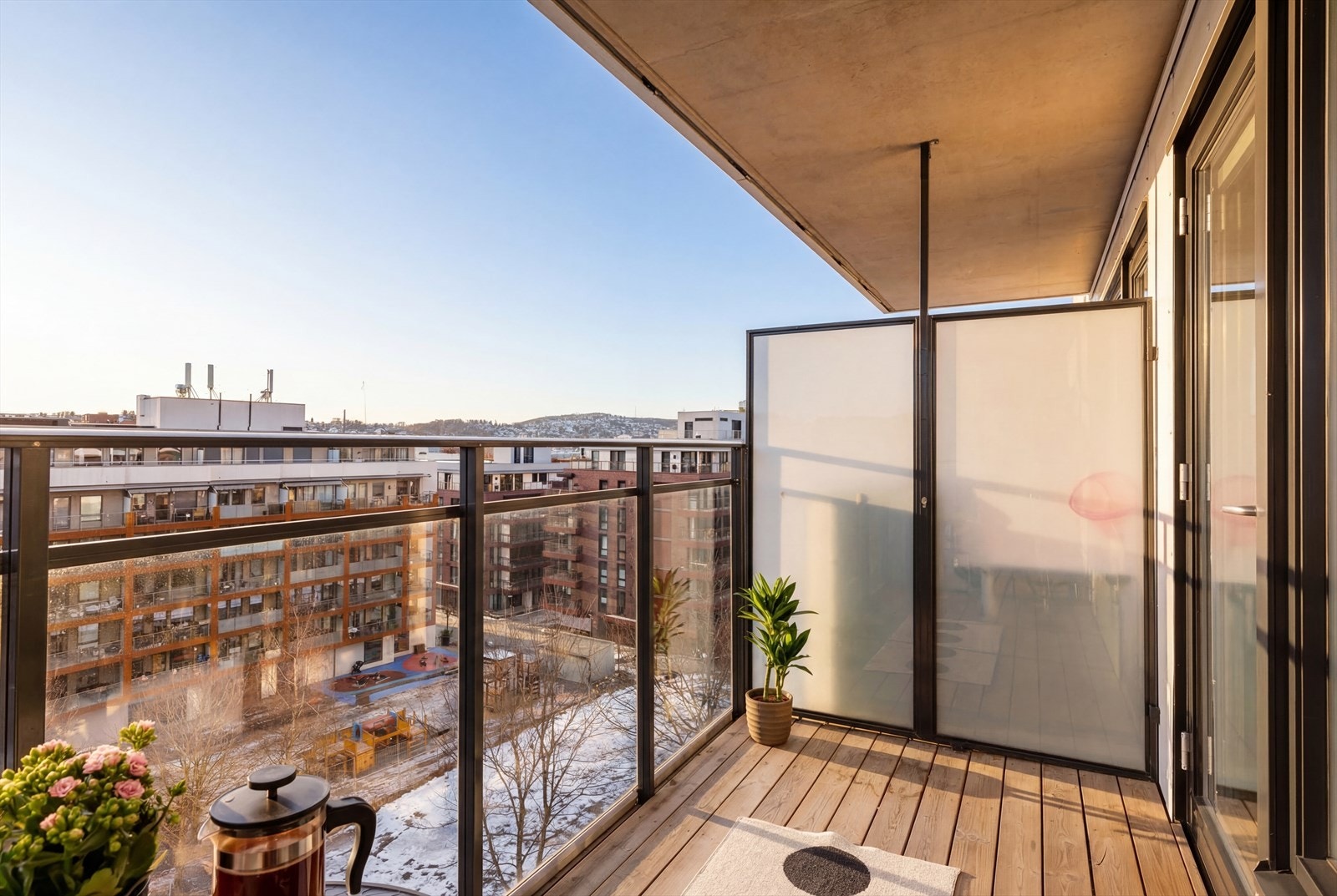 Fra stuen er det utgang til en østvendt balkong på ca. 6 kvm. Galleribilde