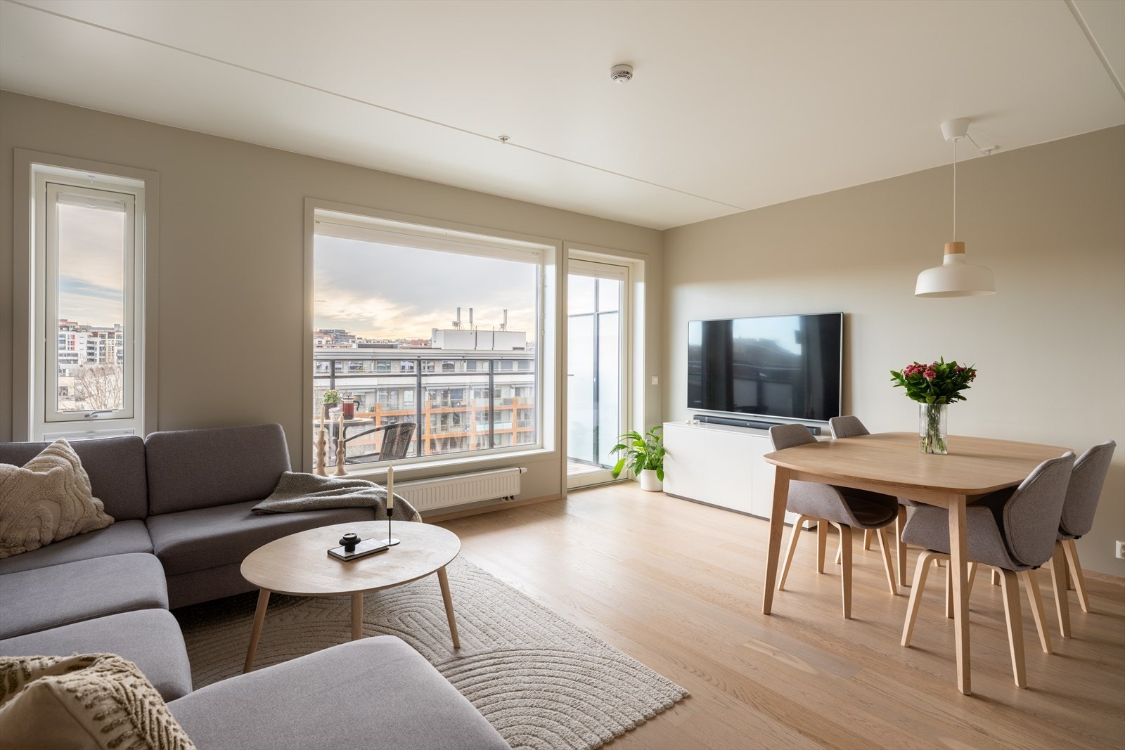 Leiligheten varmes opp via radiatorer tilknyttet fjernvarme, noe som gir jevn og behagelig temperatur. Galleribilde