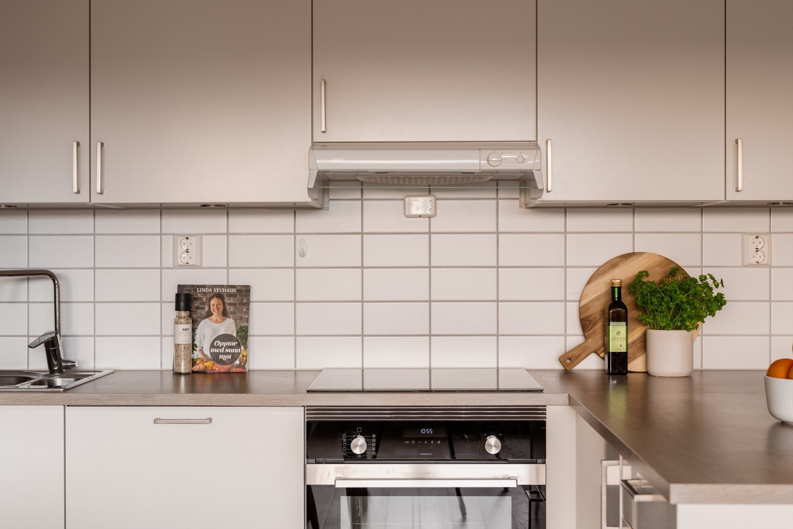 Det er integrert stekeovn og induksjonstopp, som gir et moderne og funksjonelt preg. Galleribilde