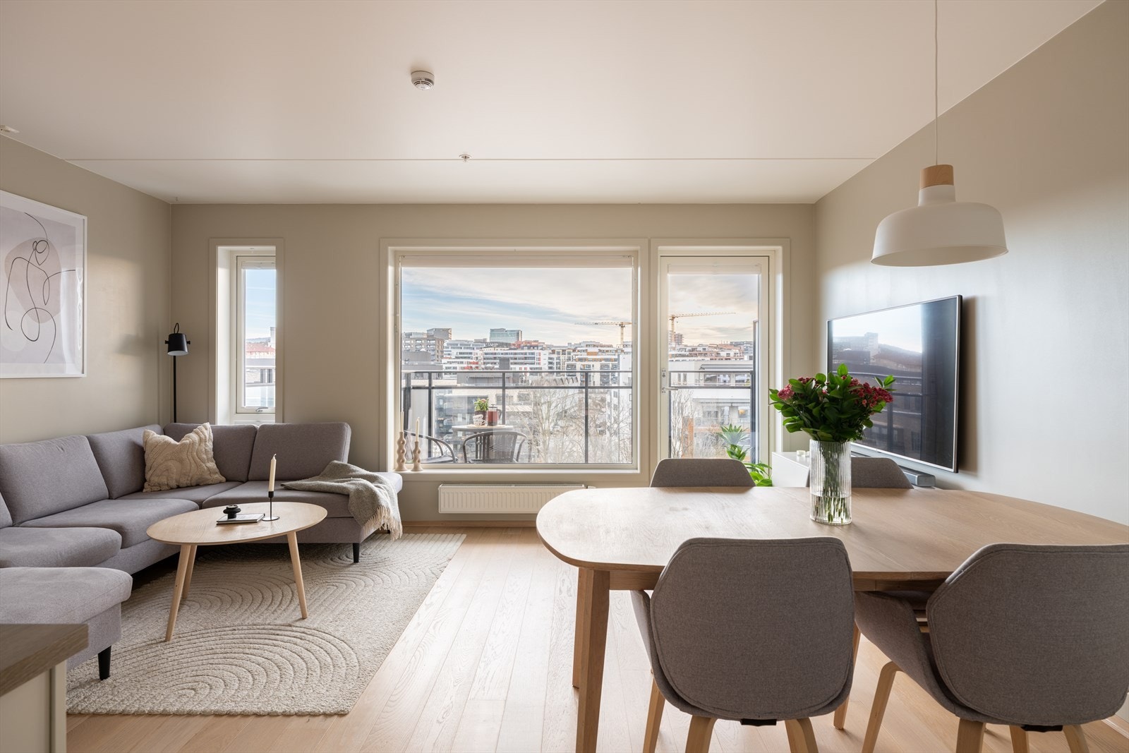 Store vindusflater sørger for rikelig med naturlig lys til rommet. Galleribilde