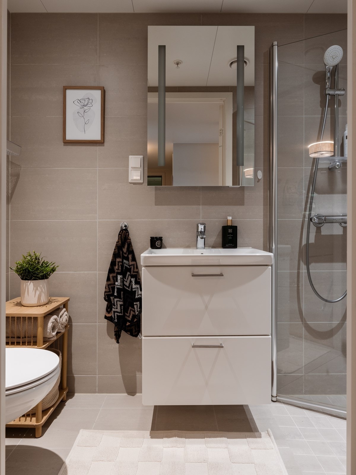 Delikat bad, lett tilgjengelig fra entréen, med moderne og stilrene løsninger. Galleribilde