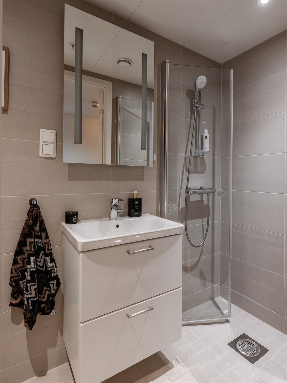 Med to bad slipper dere å krangle om plassen på travle morgener! Galleribilde