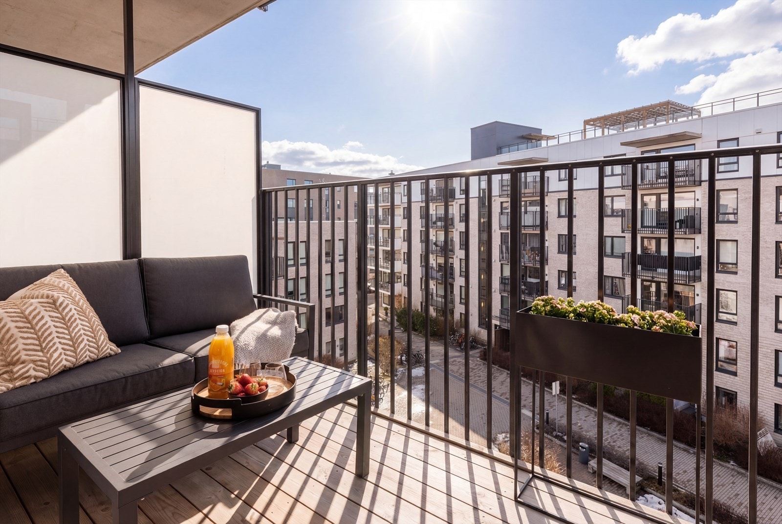 Stor vestvendt balkong på 6 m² som nås direkte fra soverommet. Perfekt for avslapning i ettermiddagssolen! Galleribilde