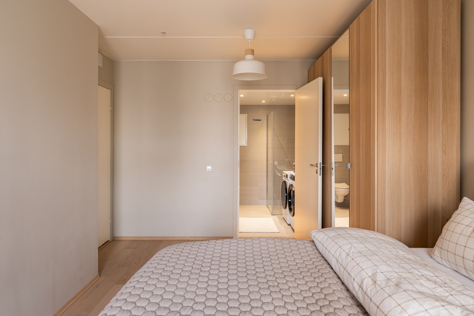 Hovedsoverommet fremstår som en egen avdeling med privat baderom - en komfortabel løsning i hverdagen. Galleribilde