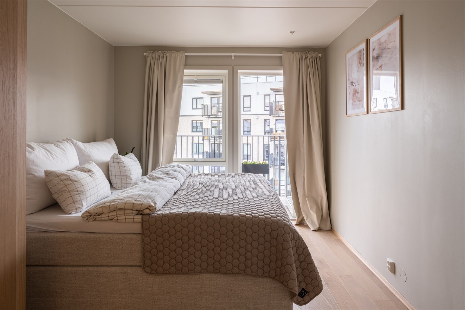 Takhøyde vinduer sørger for mye naturlig lys og en god start på dagen. Galleribilde