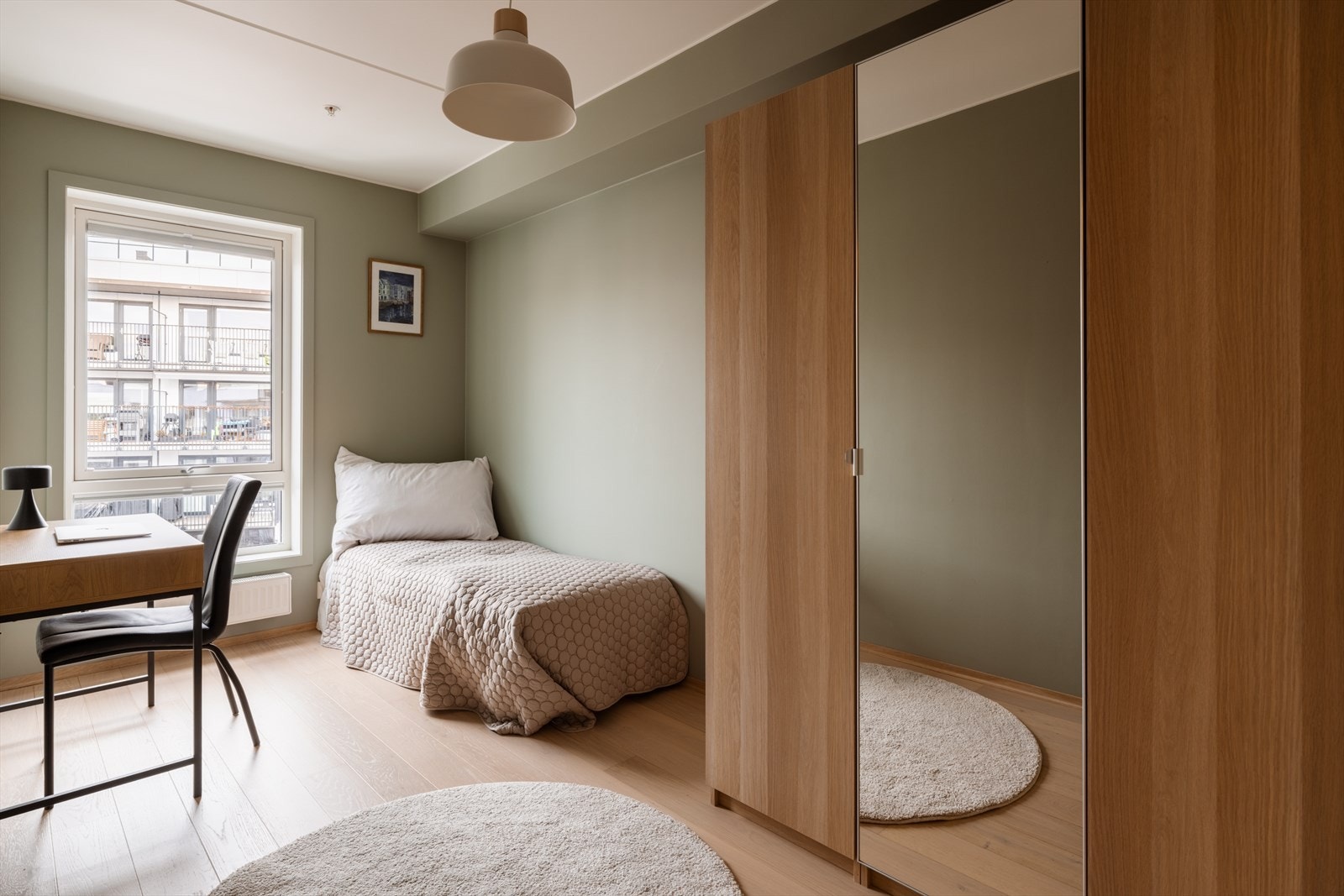 Et stort garderobeskap gir god plass til både klær og sko. Galleribilde