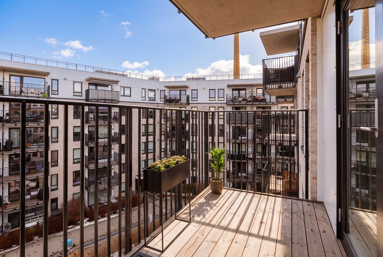 Sameiets bakgård er rolig og skjermet, og alle soverommene vender mot gårdsrommet, noe som gir et fredelig og stille sovemiljø. Galleribilde