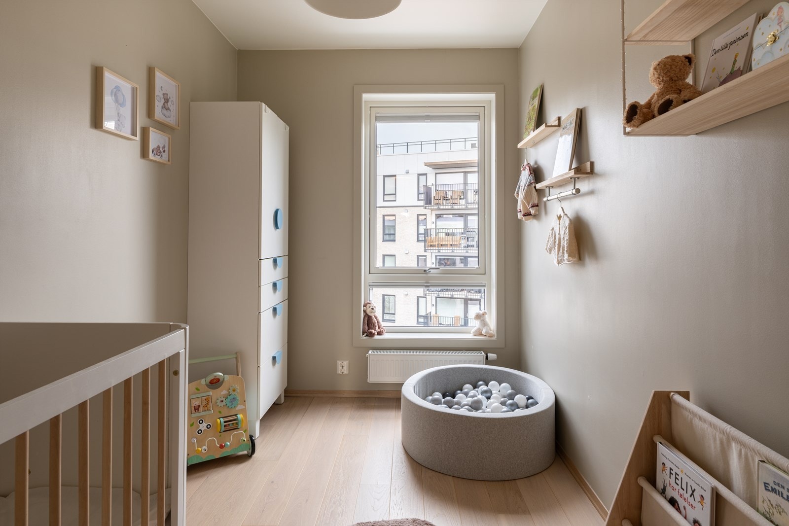 Barnerommet! Et innbydende og lekent rom med plass til alt den lille trenger. Galleribilde