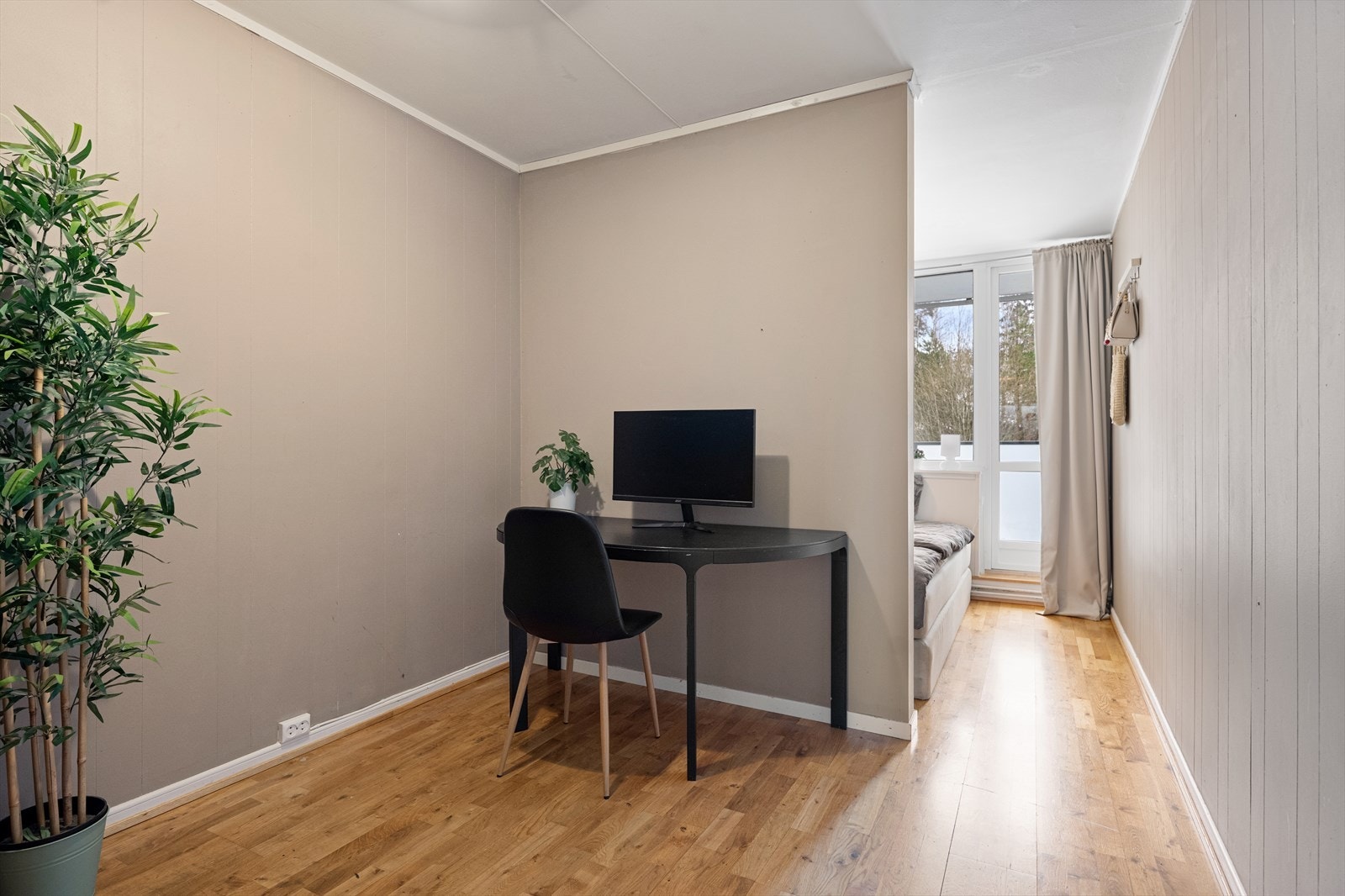 Det er to gode og romslige soverom i boligen. Det ene soverommet er adskilt med en halvvegg som gjør at man fint kan innrede med hjemmekontor eller garderobe. Galleribilde