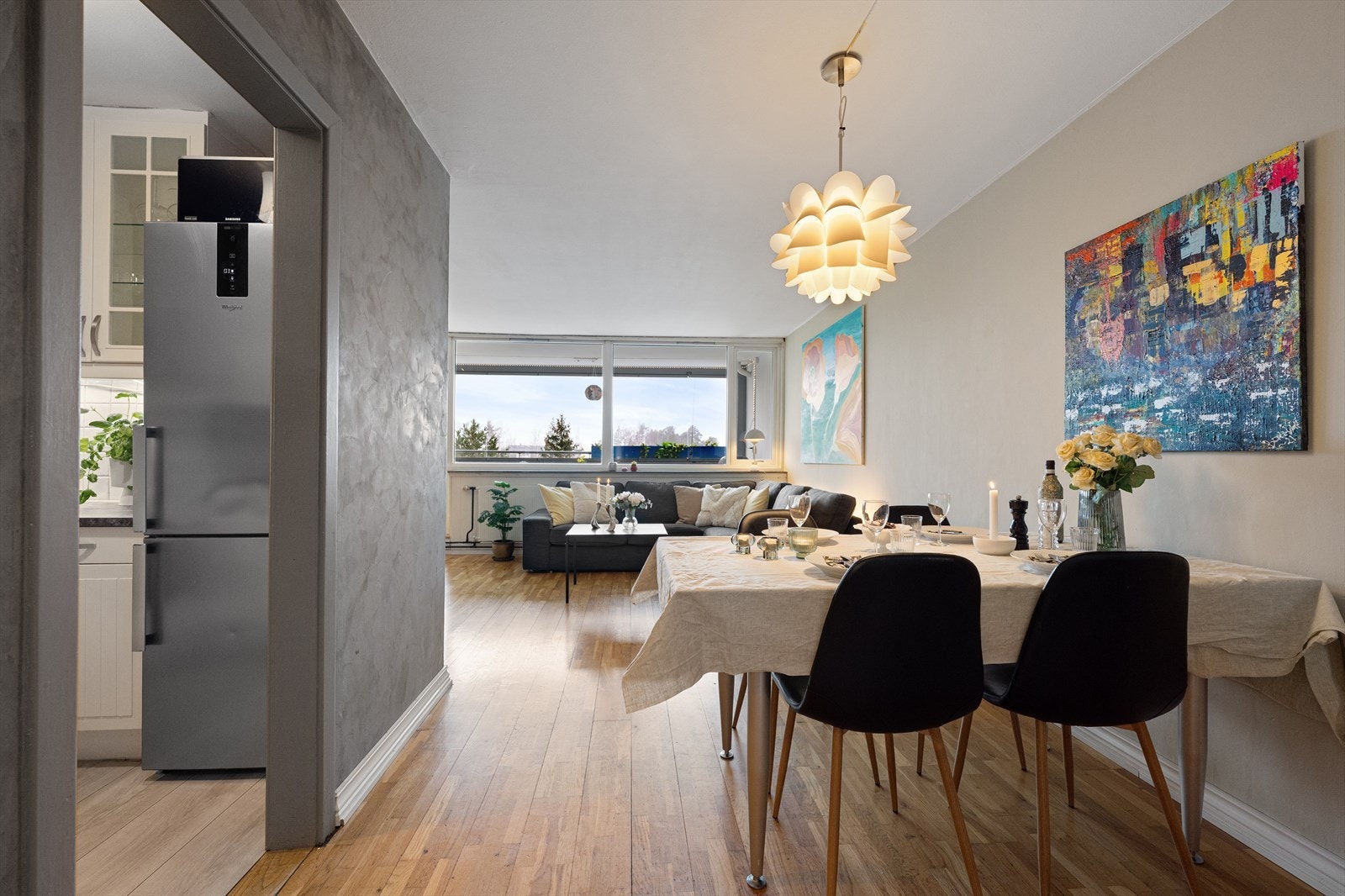 Utenfor stuen er det fin plass til å sette inn et stort spisebord med tilhørende stoler. Galleribilde