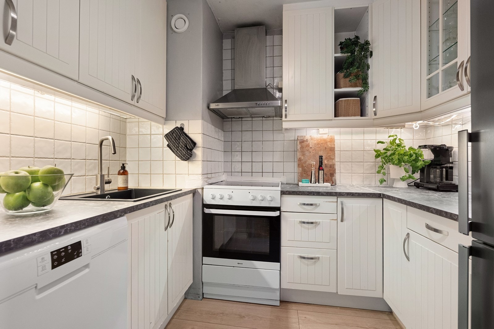 Separat kjøkken med lys innredning, profilerte fronter og laminat benkeplate. Galleribilde