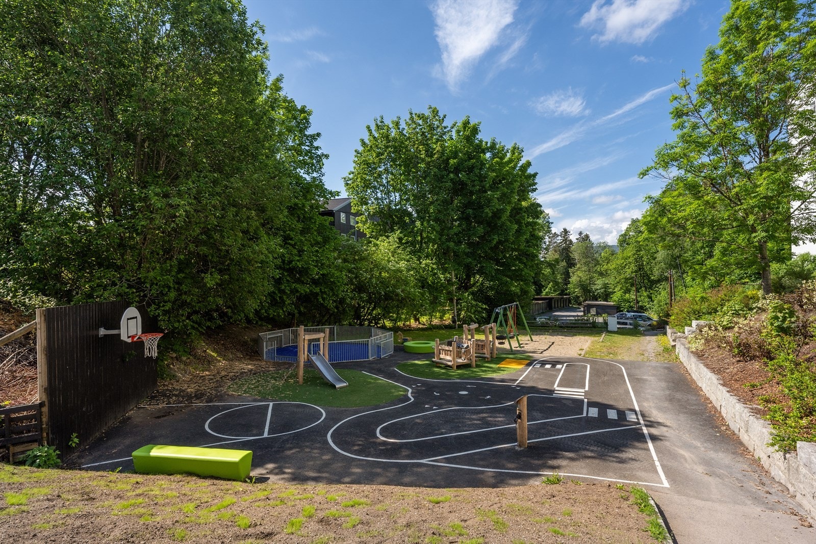 Ny, flott lekeplass for de minste, i tillegg er det to grillplasser med sittegrupper for de voksne. Galleribilde