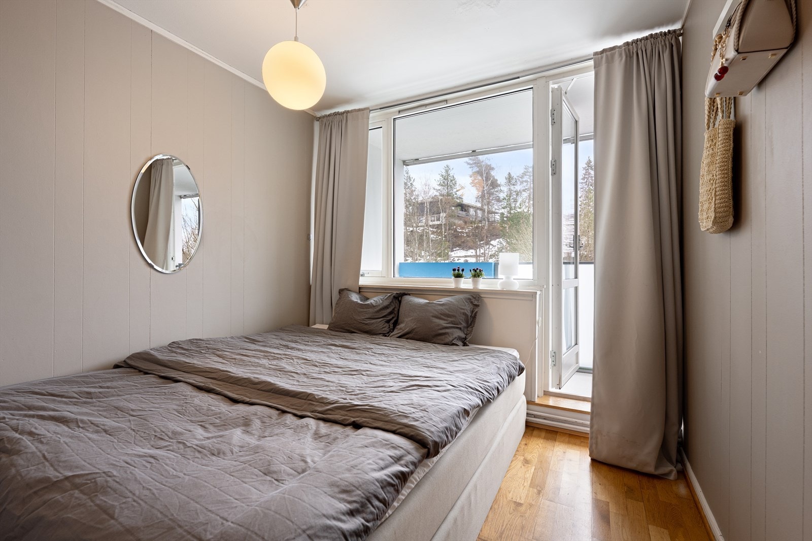 På andre siden av halvveggen er det plass til en dobbeltseng. Fra dette soverommet er det også utgang til en overbygget balkong. Galleribilde