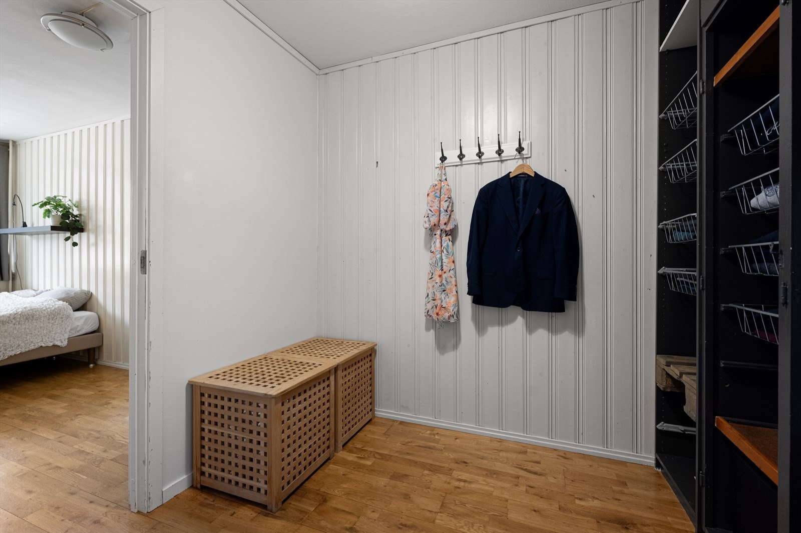 Dette soverommet har også en halvvegg som deler rommet og gir en naturlig plass til feks garderobe eller arbeidsplass. Galleribilde