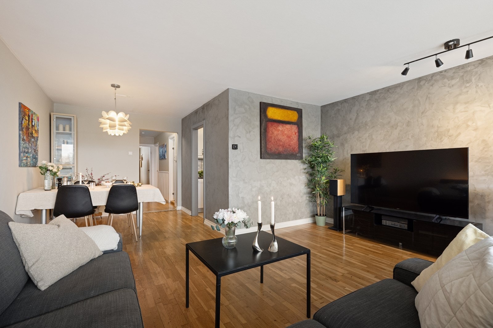 Hyggelig stue i vinkel med god plass til sofakrok, TVmøblement og spisebord med tilhørende stoler. Galleribilde