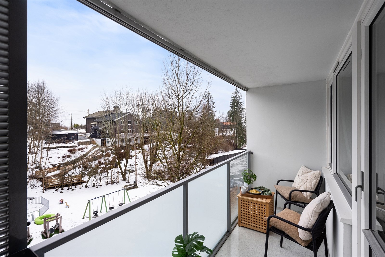 Fra balkongen utenfor soverommet er det fin utsikt mot fellesarealene og lekeplassen. Galleribilde