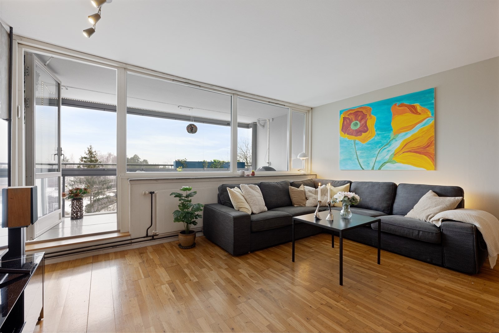 Overbygget og innglasset balkong utenfor stuen. Galleribilde