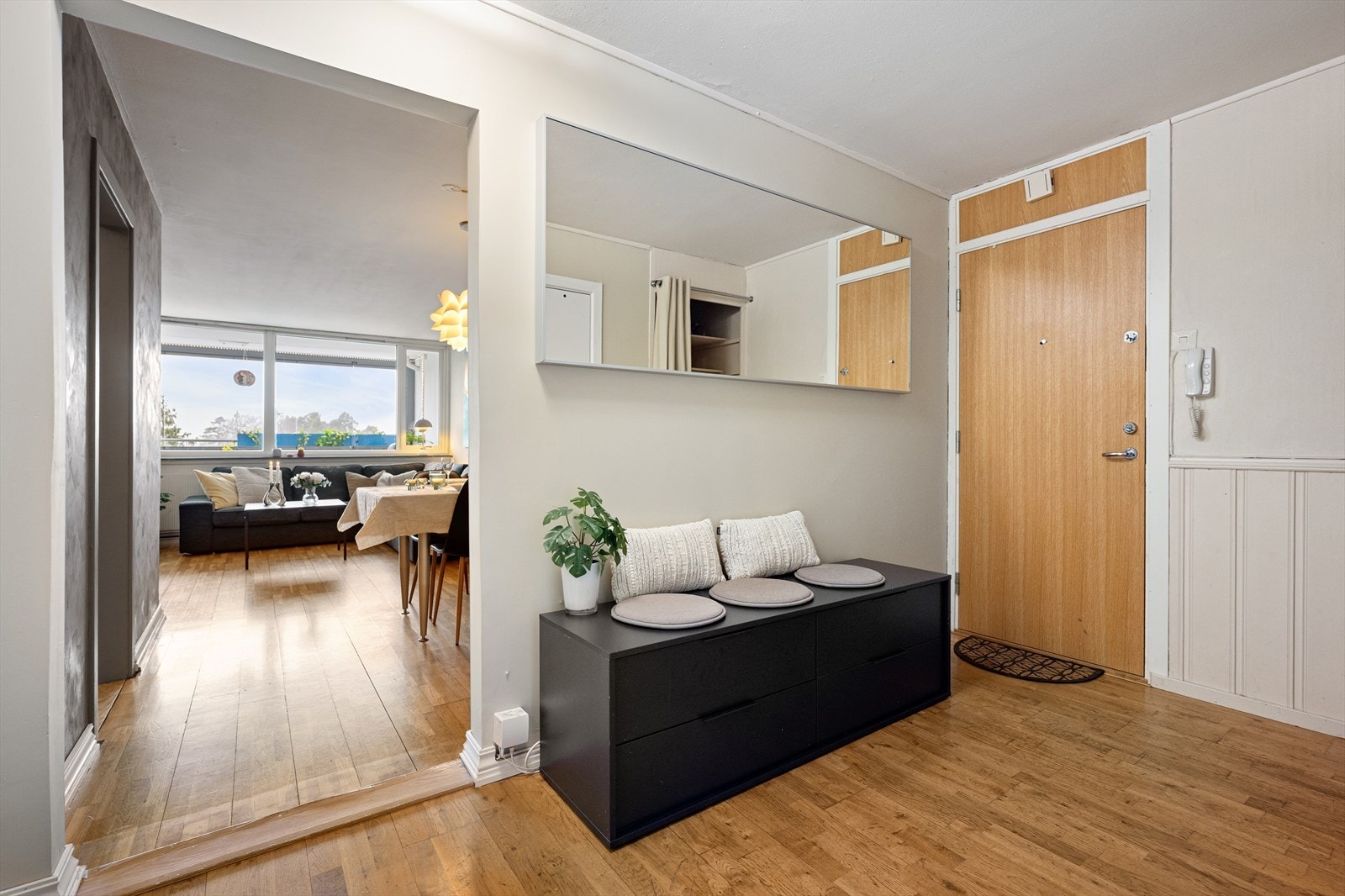 Velkommen inn! Fra felles oppgang kommer man inn i en romslig og åpen entre. Galleribilde