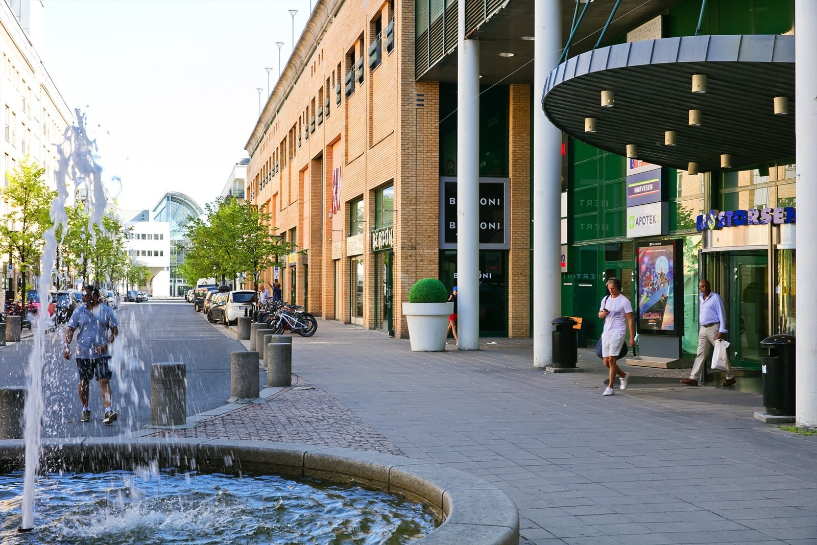 Storsenteret tilbyr alle typer forretninger og spisesteder Galleribilde