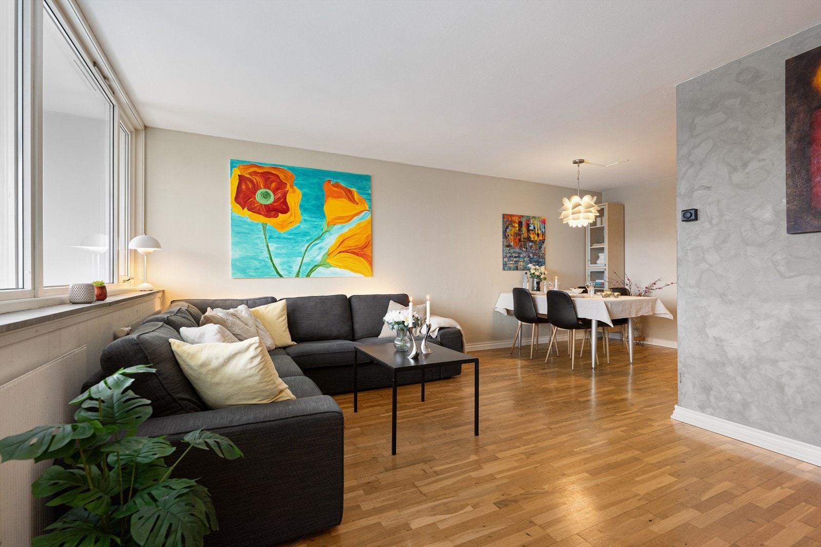 Det er store vinduer ut til balkongen som slipper inn godt med dagslys i stuen. Galleribilde