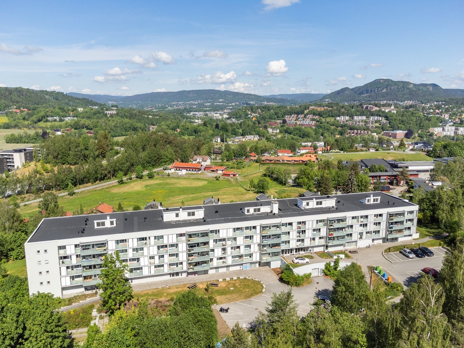 Fra Måneveien er det kort vei til butikker, barnehager, skole og flotte tur og treningsområder både sommer og vinter. Galleribilde
