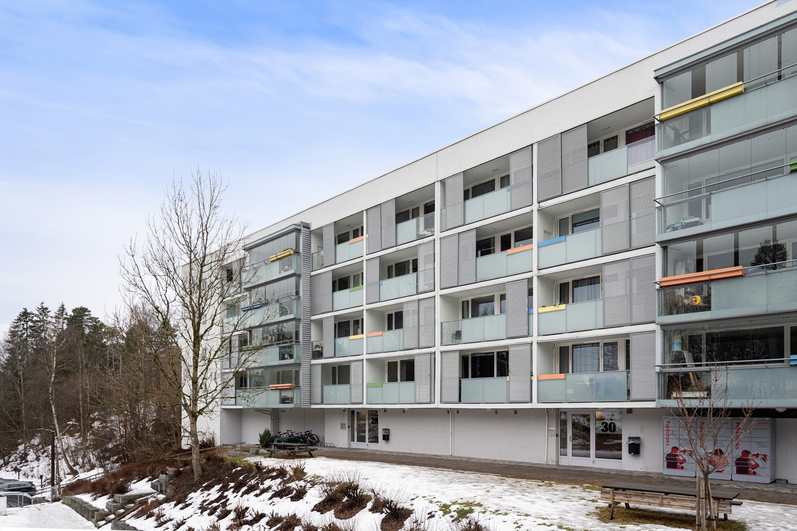 Måneveien 30 ligger i et svært barnevennlig og rollg område på Jong med gangavstand til Sandvika sentrum med et bredt tilbud av butikker. Galleribilde